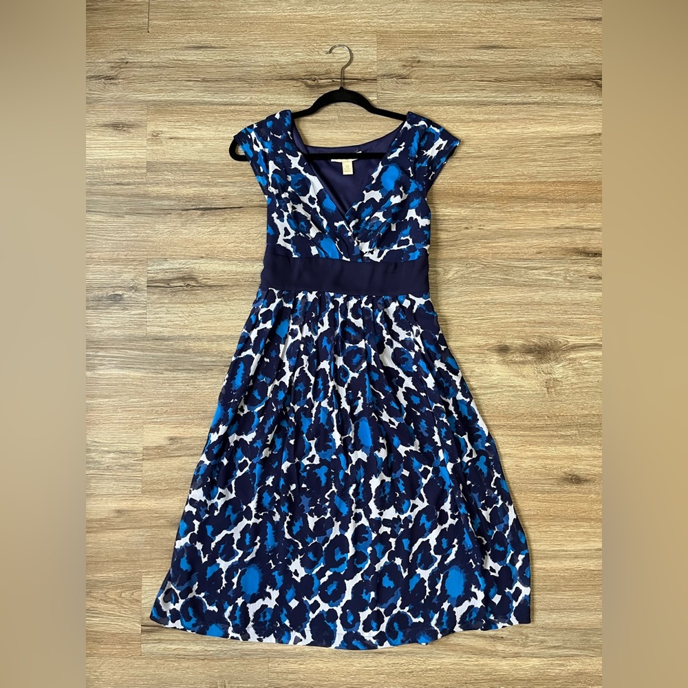 Size is in 10. Navy blue, white, and a softer blue mixed color scheme.